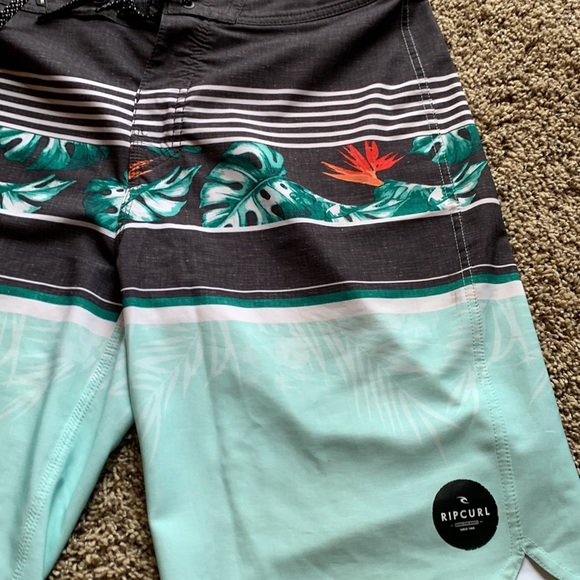 Rip curl mirage 32 inch board short.  Aqua Floral.  10 in inseam - Picture 3 of 5